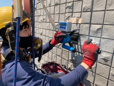 外壁打診調査ロープアクセスの画像