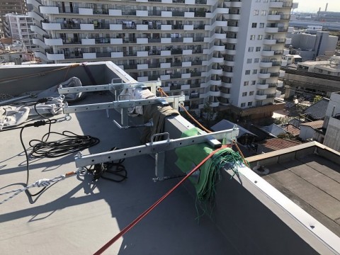 無足場でのマンション塗装作業の画像