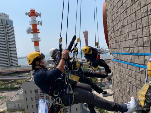 外壁打診調査ロープアクセスの画像