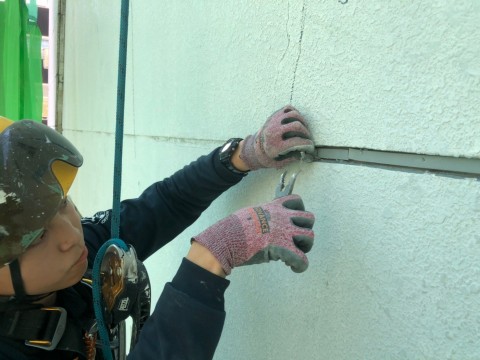 商業ビルでの無足場シーリング作業の画像