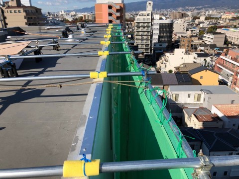 無足場でのマンション塗装作業の画像