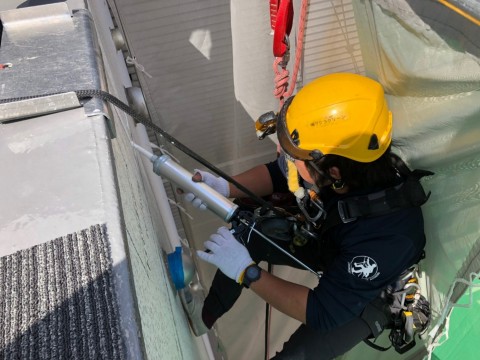 商業ビルでの無足場シーリング作業の画像