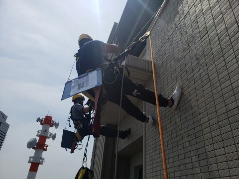 外壁打診調査ロープアクセスの画像