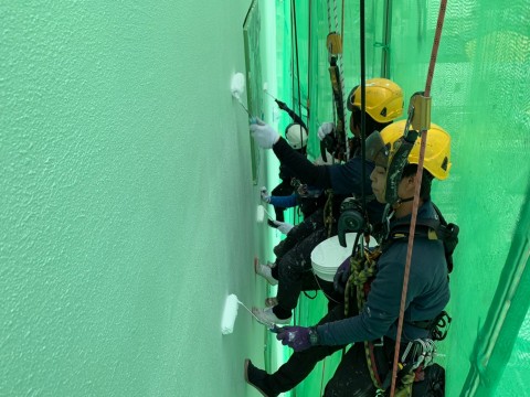 無足場でのマンション塗装作業の画像