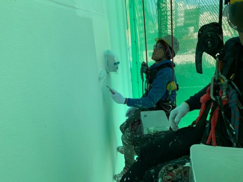 無足場でのマンション塗装作業の画像