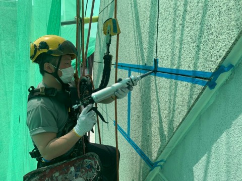 商業ビルでの無足場シーリング作業の画像