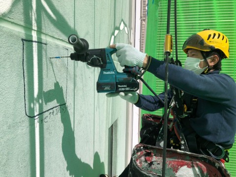 商業ビルでの無足場シーリング作業の画像