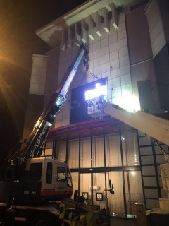 某パチンコ店様の大型LEDビジョン設置風景の画像