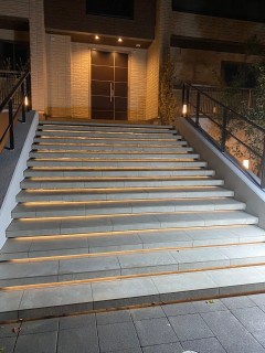 横浜市　マンション　正面玄関•階段　タイル張りの画像