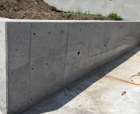 既存擁壁後退工事の画像