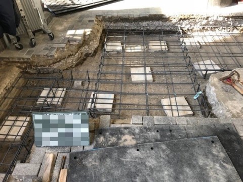 喫煙所パーテーション基礎工事の画像