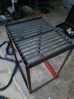 サンドブラスター内で使用する作業台の画像