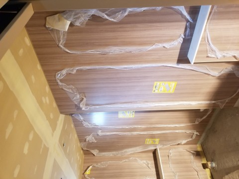 老人ホーム物件壁面セラール貼り工事の画像