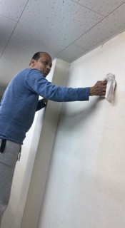 オフィスのクロスの下地づくりの画像