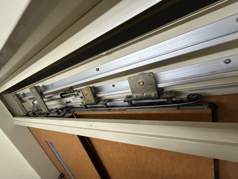 埼玉県介護施設ワイヤー連動式引き戸工事の画像