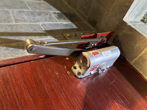 東京都台東区飲食店ドアクローザー取替の画像