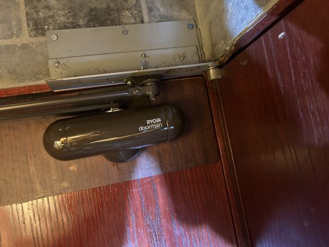 東京都台東区飲食店ドアクローザー取替の画像