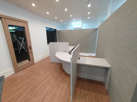 カウンター什器、木製建具製作施工の画像