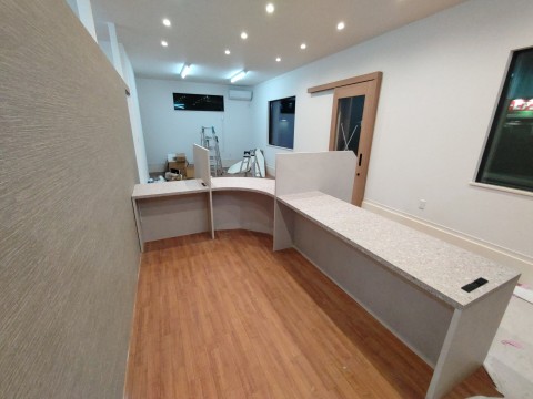 カウンター什器、木製建具製作施工の画像