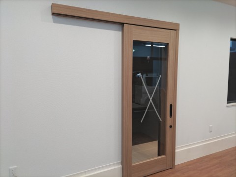 カウンター什器、木製建具製作施工の画像