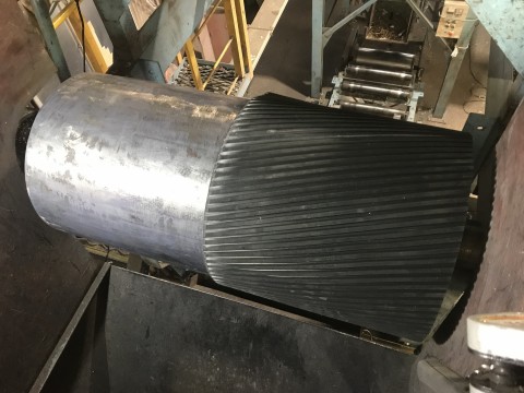 群馬県館林市　R社様　急傾斜コンベヤベルトヘッドプーリーゴムラッギングの画像