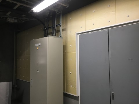 東京都 某ゼネコン商業ビル、マシーンルーム及び電気室の壁、防音材貼施工。の画像