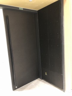 東京都 某大学の講堂のコントロールルーム、前室、同時通訳室、壁面、防音材貼施工。の画像