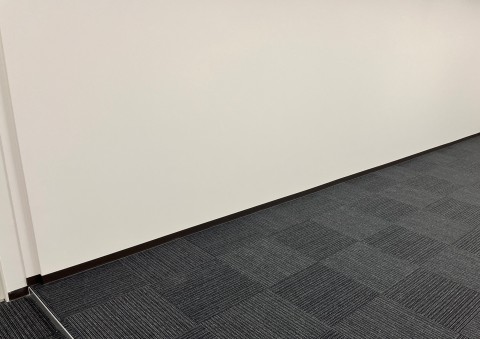 東京都渋谷区　新規間仕切り壁設置の為のOAフロア加工、タイルカーペット復旧の画像
