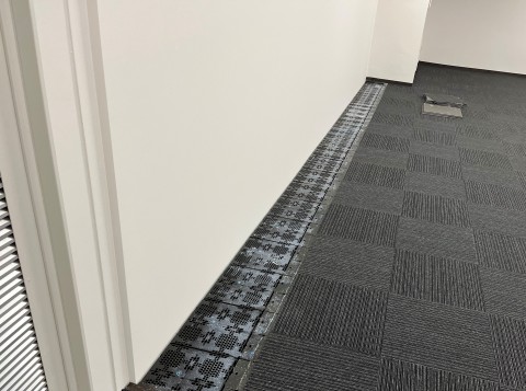 東京都渋谷区　新規間仕切り壁設置の為のOAフロア加工、タイルカーペット復旧の画像