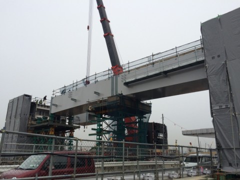 高速道路をのせる橋げた工事の画像