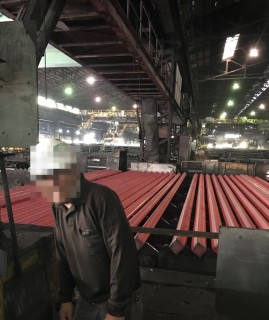 製鉄所内の保全作業の画像