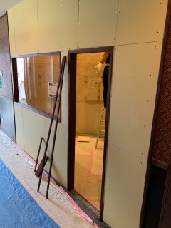 都内 カラオケ喫煙所の画像