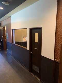 都内 カラオケ喫煙所の画像