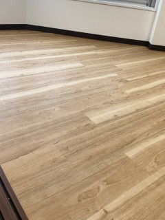 フロアタイル施工の画像