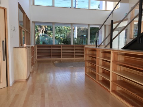 保育園下駄箱の画像