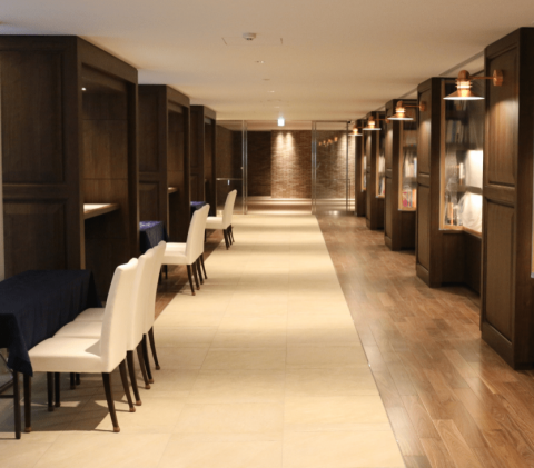 マンションロビー書架とカウンターの画像