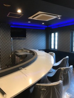 川崎Bar A Day店舗内装・曲線カウンターの画像