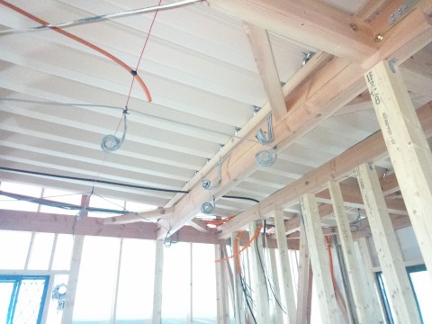 津島の店舗の配線工事（天井面）の画像