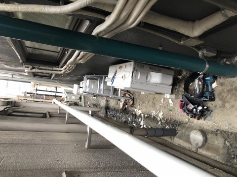 都内ホテルルームエアコン 室外機移設工事の画像