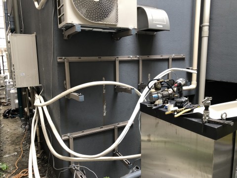 都内ホテルルームエアコン 室外機移設工事の画像