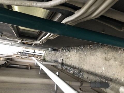 都内ホテルルームエアコン 室外機移設工事の画像