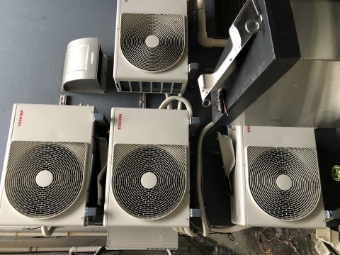 都内ホテルルームエアコン 室外機移設工事の画像