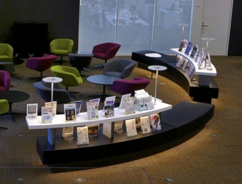 東京都　某大学　ラウンジベンチの画像