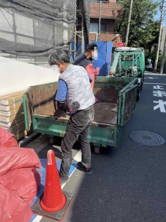 改修工事に伴う産廃撤去・床材搬入　東京都中野区弥生町 モデルルーム応援搬出雑工事の画像