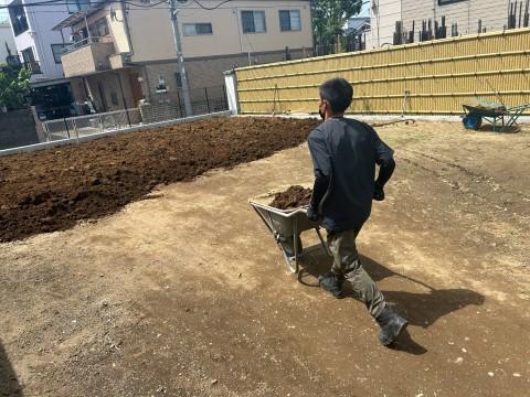 仏閣施設でのネコ押しによる盛土工事　東京都足立区扇の画像