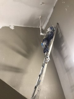 階段天井塗装の画像