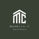 株式会社エムカーズのロゴ