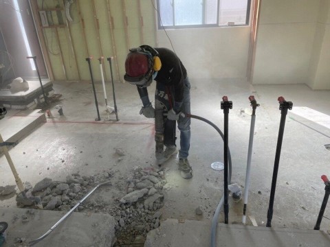 岐阜県各務原市｜テナントの内装解体（溝はつり）の画像