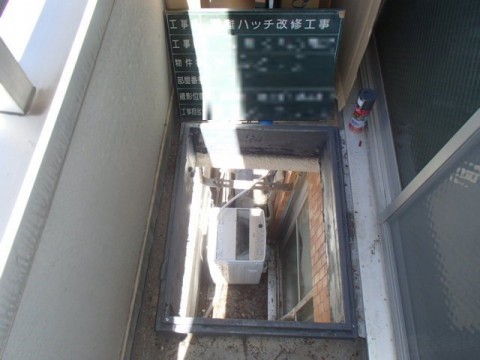 東京都　バルコニーの避難ハッチ改修工事の画像
