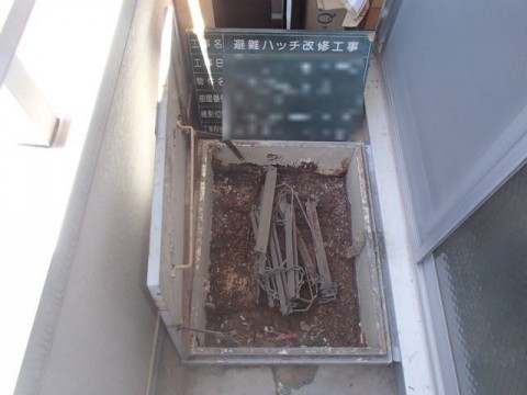 東京都　バルコニーの避難ハッチ改修工事の画像